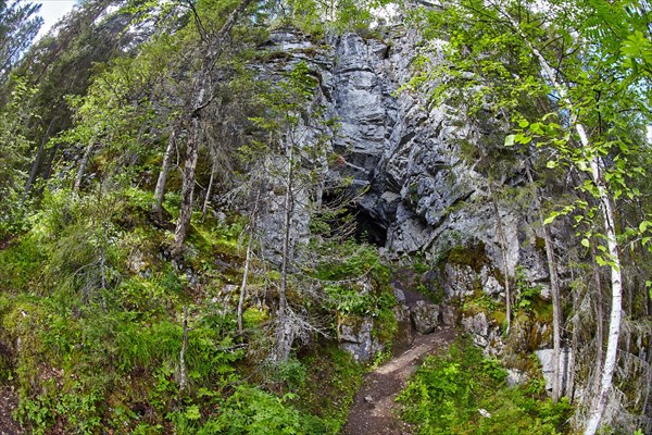 Камень Дыроватый пещера Туристов